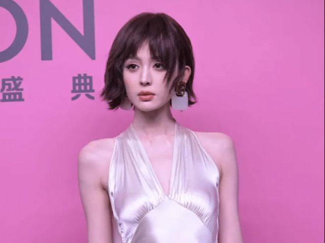 竹竿颜值下降不是一点点没有以前气场了long8唯一登录娜扎新鲜照片瘦成(图3)