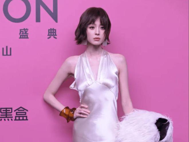 竹竿颜值下降不是一点点没有以前气场了long8唯一登录娜扎新鲜照片瘦成(图2)