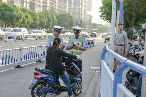动车上路有“5不能”新要求别被罚了才知道龙8国际头号玩家2025年2月起执行电(图4)